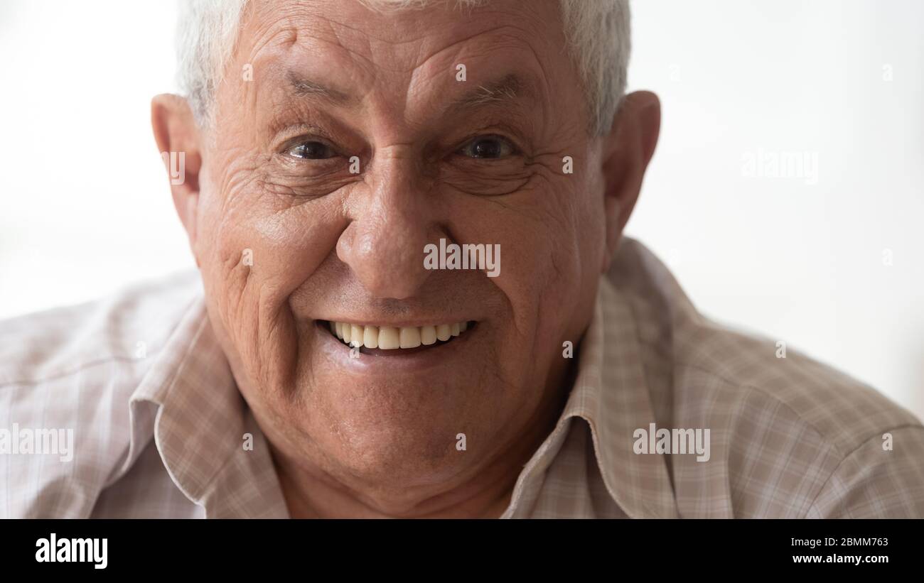 Porträt von lächelnd reifen Mann Blick auf Kamera posiert Stockfoto