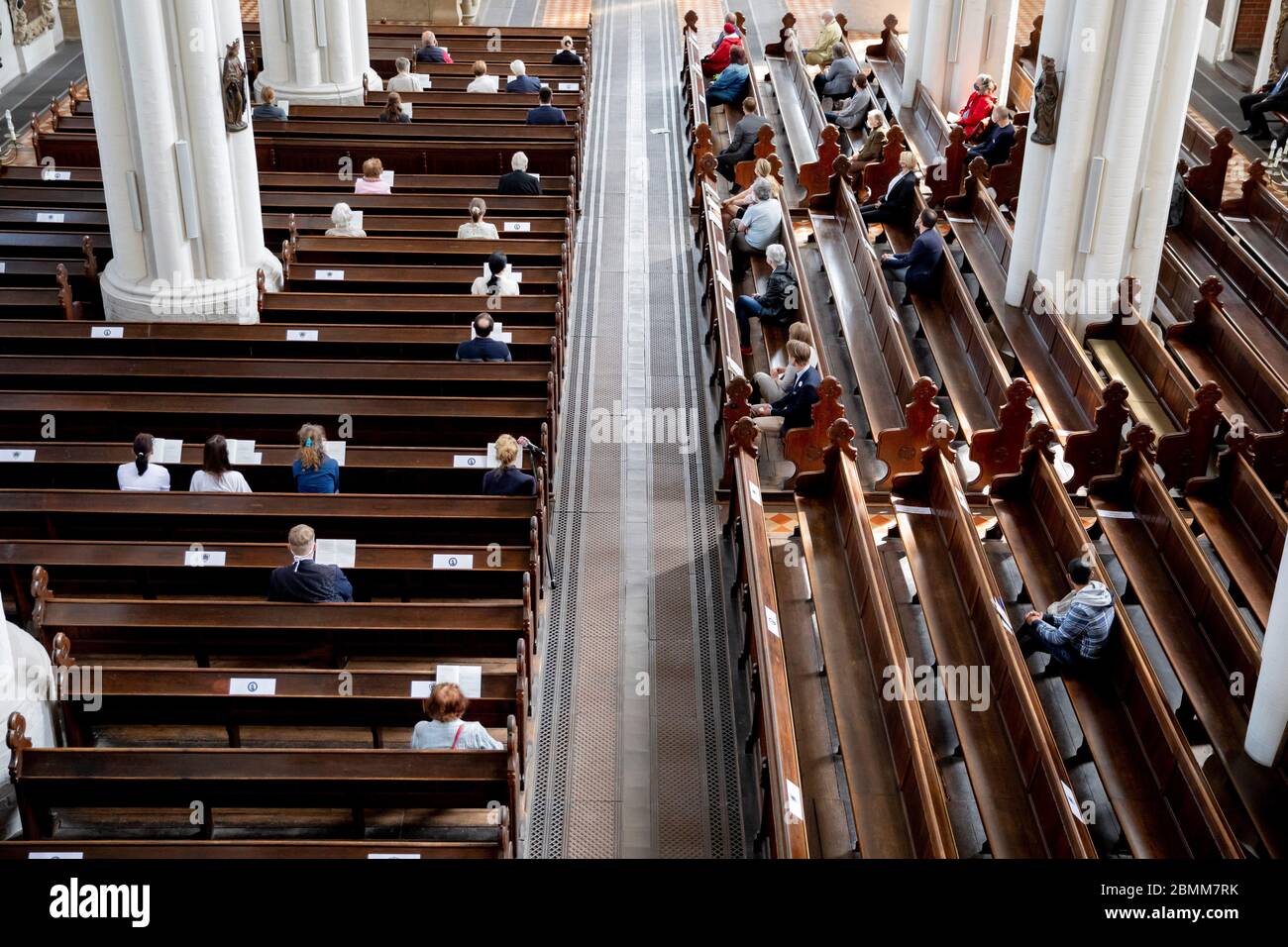 Berlin, Deutschland. Mai 2020. Gläubige nehmen unter Einhaltung der Sicherheitsabstände an einem Gottesdienst in der evangelischen Marienkirche Teil - darunter Bundespräsident Steinmeier und seine Frau. Maximal 50 Gläubige durften an dem Gottesdienst teilnehmen. Quelle: Christoph Soeder/dpa/Alamy Live News Stockfoto