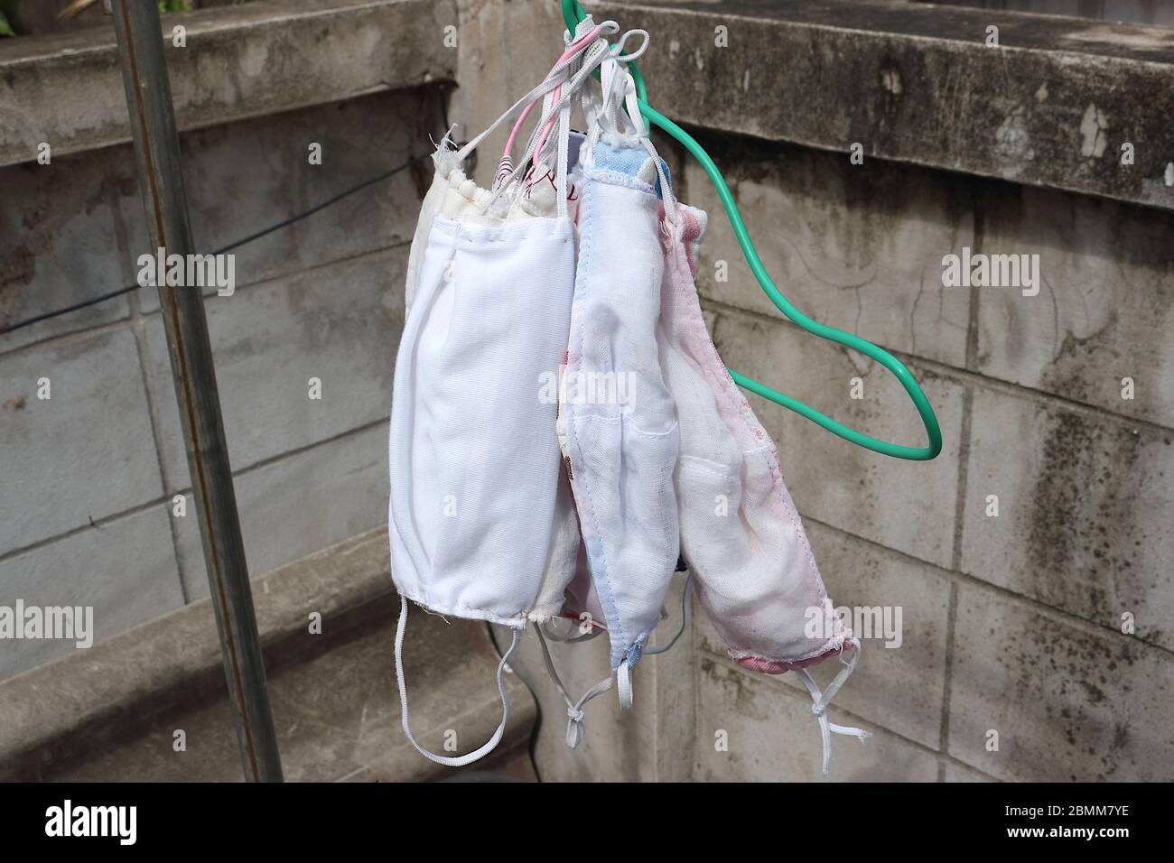 Die Gesichtsmaske aus vielen Stoffen ist bis zur Sonne trocken. Nach der Verwendung und Reinigung gewaschen. Stockfoto