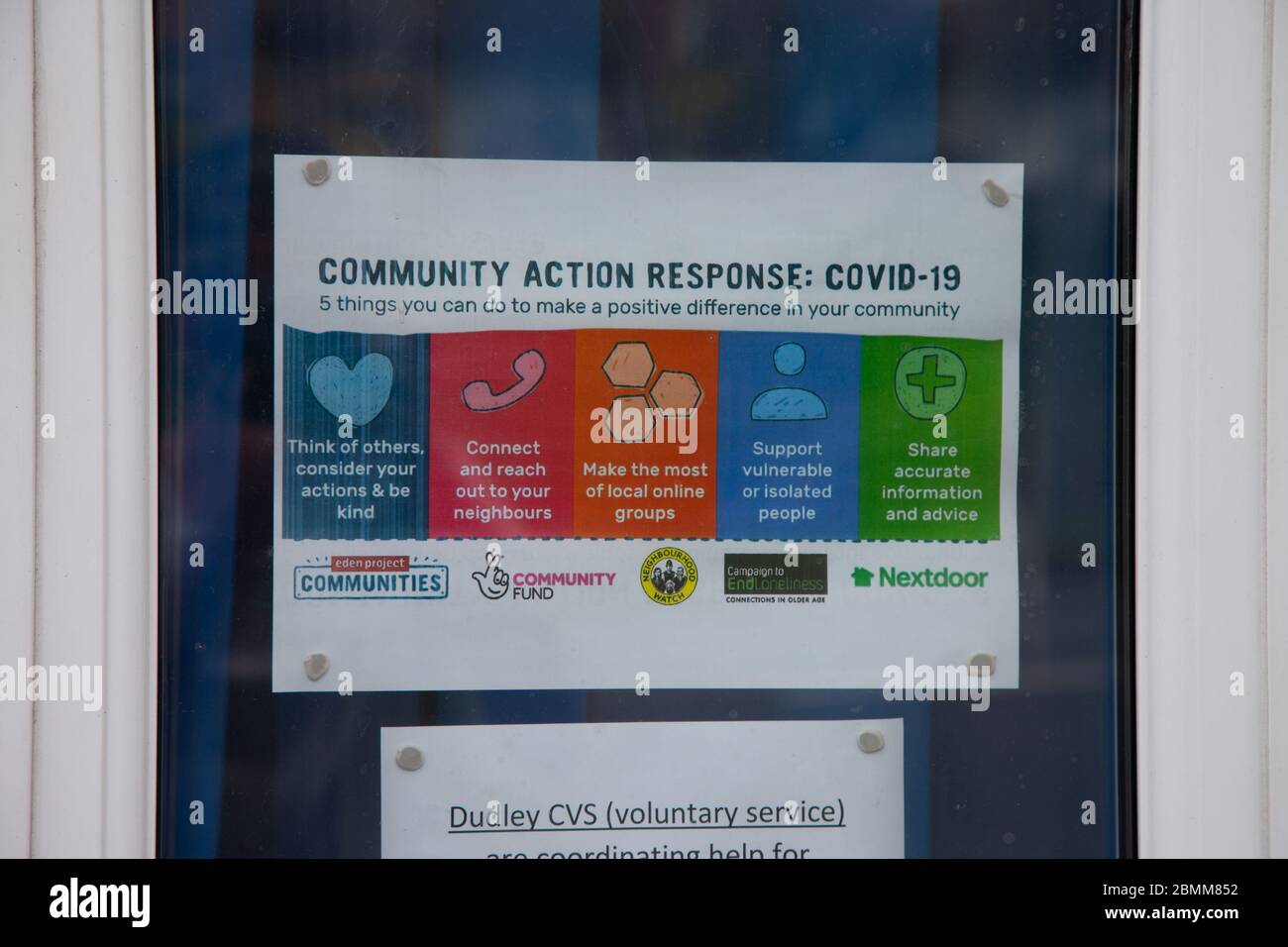 Community Action Response Poster im Fenster. Covid 19-Pandemie. Mai 2020. West Midlands. GROSSBRITANNIEN Stockfoto