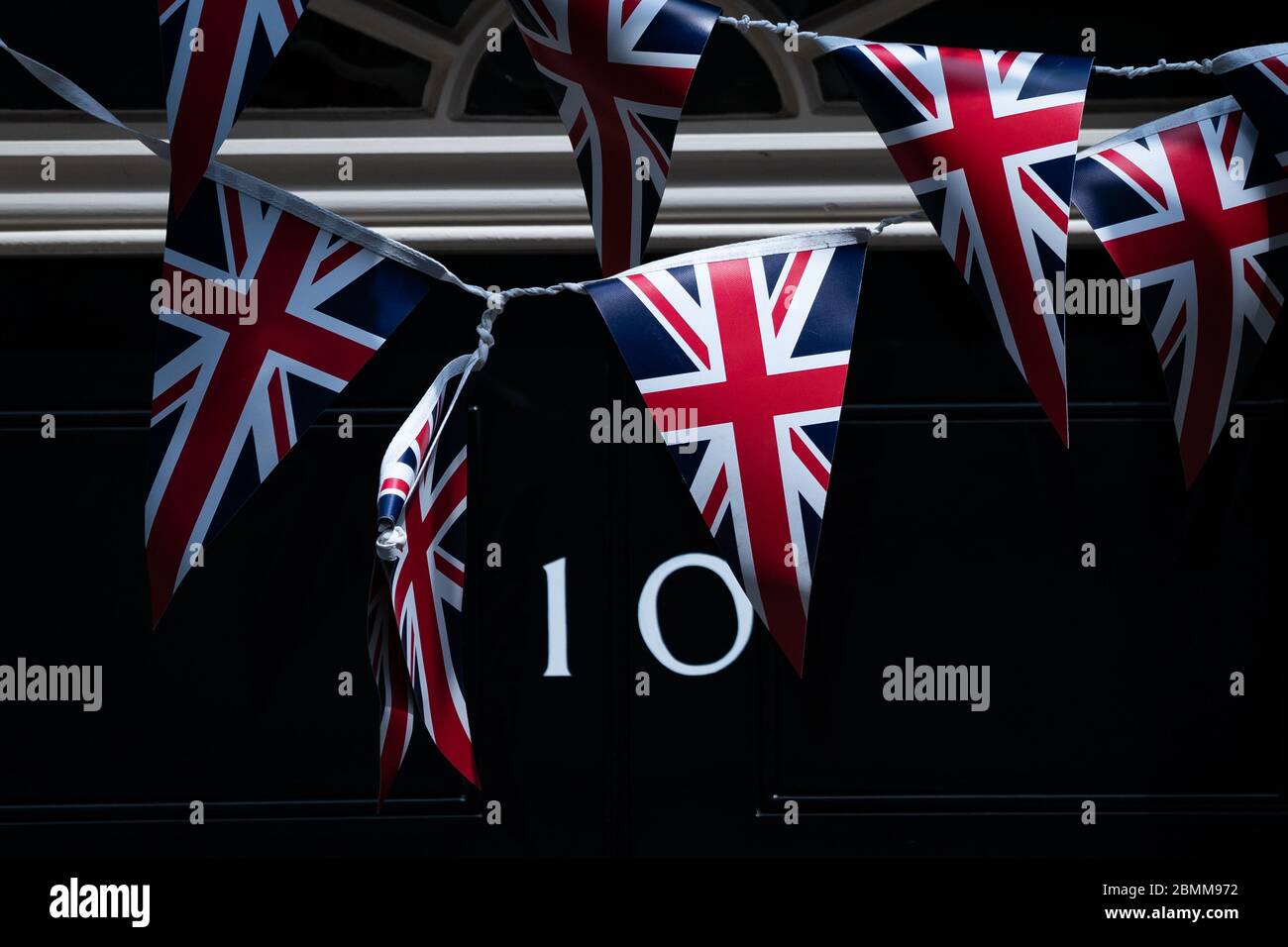 Die Union Flag Bunting wird von der Front der Nr. 10 Downing Street nach VE Tag entfernt, vor Premierminister Boris Johnson Rede an die Nation später am Abend. Stockfoto