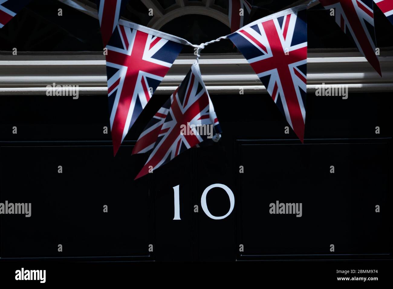 Die Union Flag Bunting wird von der Front der Nr. 10 Downing Street nach VE Tag entfernt, vor Premierminister Boris Johnson Rede an die Nation später am Abend. Stockfoto