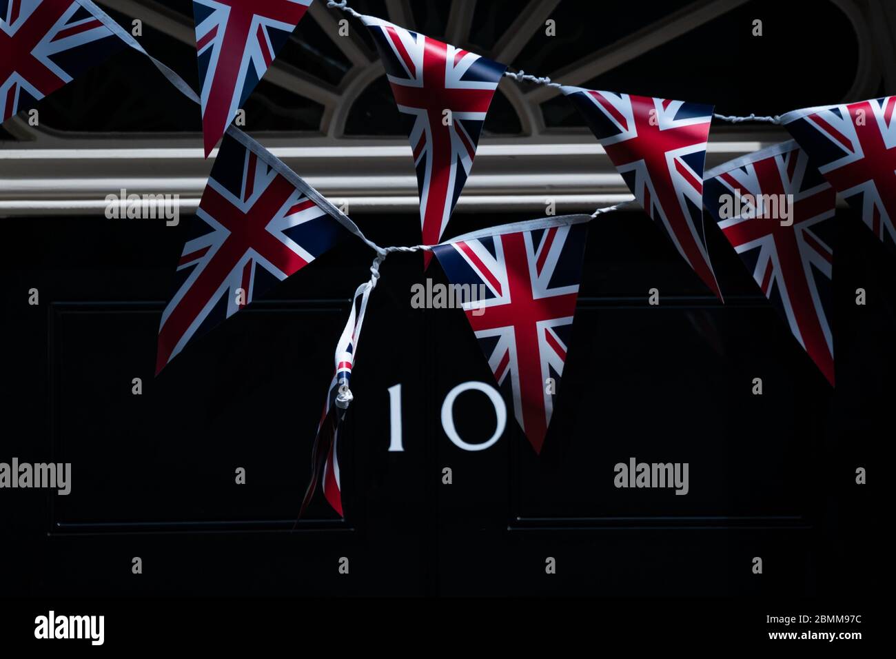 Die Union Flag Bunting wird von der Front der Nr. 10 Downing Street nach VE Tag entfernt, vor Premierminister Boris Johnson Rede an die Nation später am Abend. Stockfoto