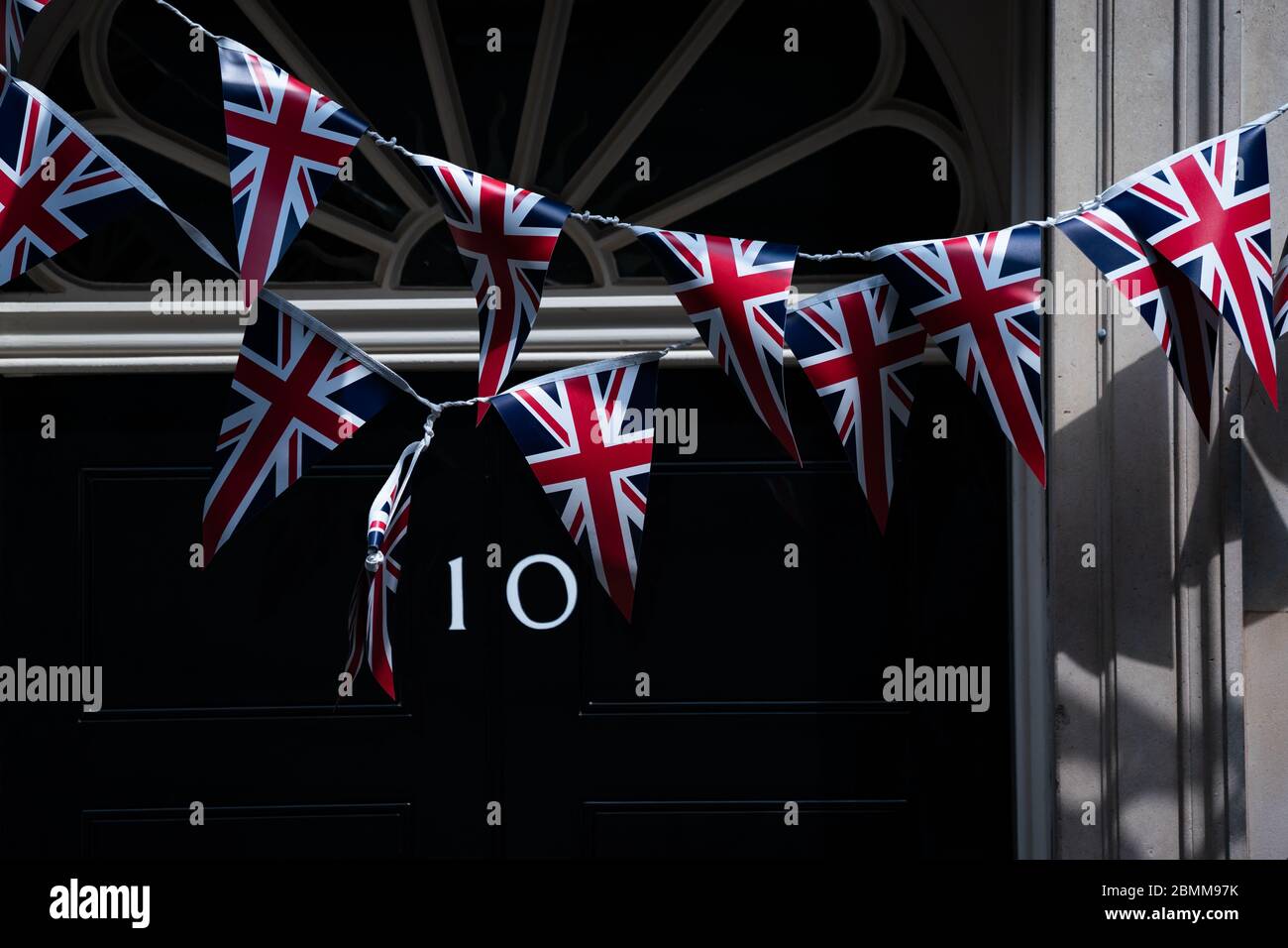 Die Union Flag Bunting wird von der Front der Nr. 10 Downing Street nach VE Tag entfernt, vor Premierminister Boris Johnson Rede an die Nation später am Abend. Stockfoto
