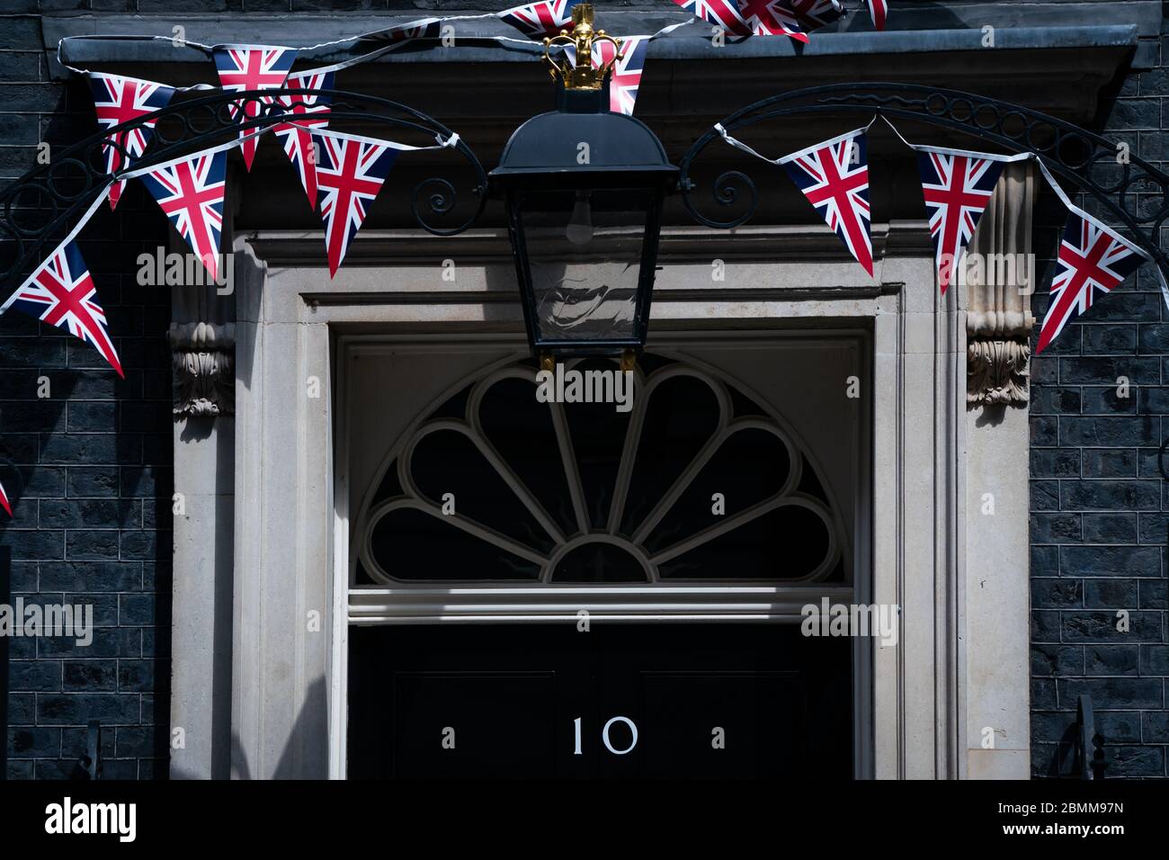 Die Union Flag Bunting wird von der Front der Nr. 10 Downing Street nach VE Tag entfernt, vor Premierminister Boris Johnson Rede an die Nation später am Abend. Stockfoto