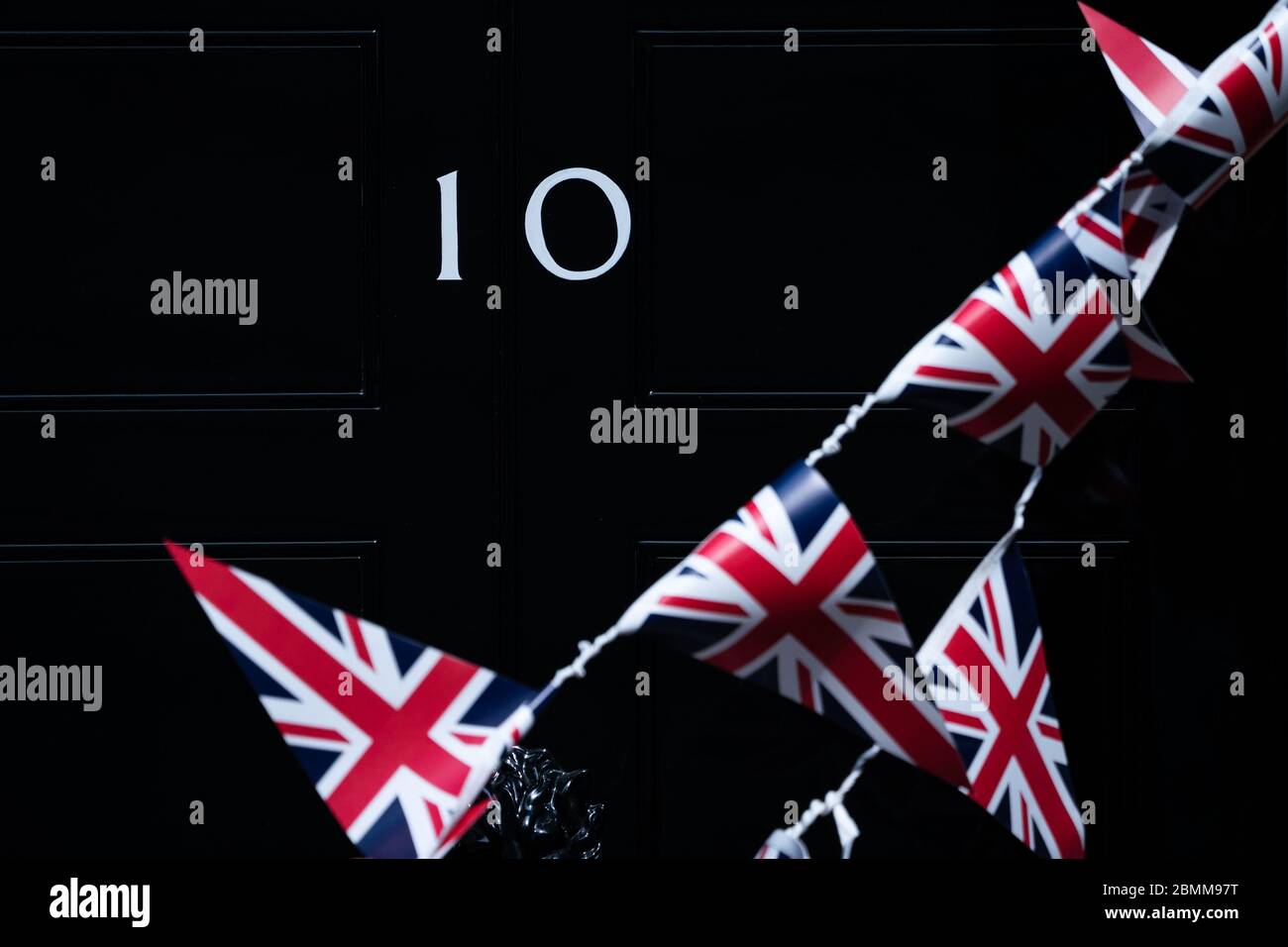 Die Union Flag Bunting wird von der Front der Nr. 10 Downing Street nach VE Tag entfernt, vor Premierminister Boris Johnson Rede an die Nation später am Abend. Stockfoto