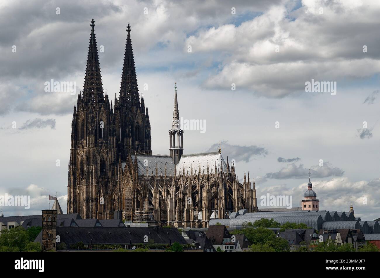 Stadtbild von köln mit dem Kölner Dom an einem bewölkten Tag Stockfoto