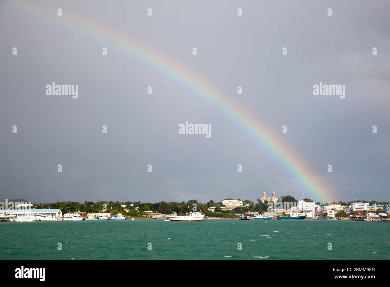 St. John's, die Hauptstadt von Antigua von einem Boot mit Regenbogen aus gesehen. Stockfoto