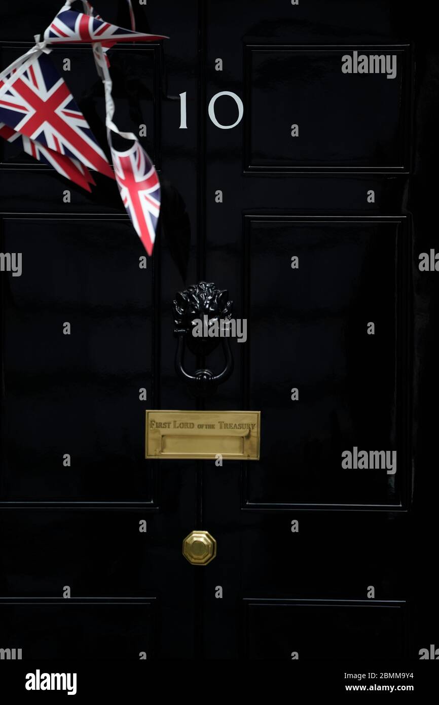 Die Union Flag Bunting wird von der Front der Nr. 10 Downing Street nach VE Tag entfernt, vor Premierminister Boris Johnson Rede an die Nation später am Abend. Stockfoto