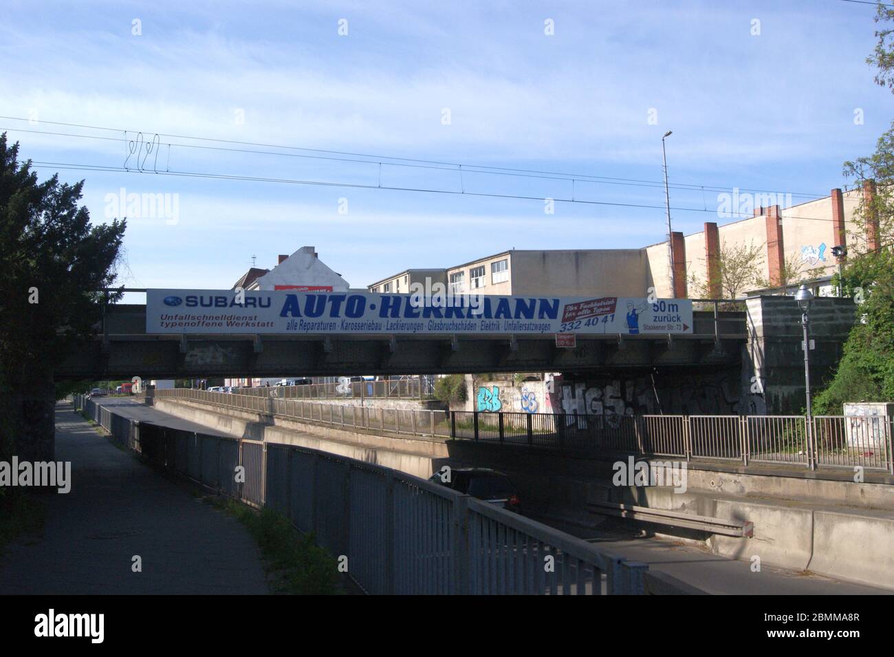Die als 'Nauer Trog' ausgezeichnete Eisenbahnbrücke in der Nauener Straße in Berlin-Spandau. Stockfoto