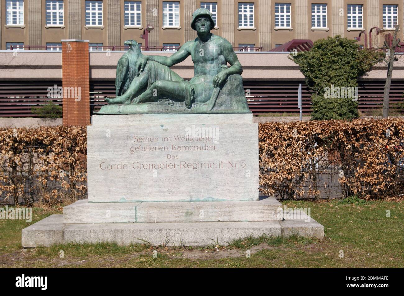 Am 21.5.1922 eingeweihtes Denkmal Krieger mit Kurzschwert und Adler. Inschrift: Seinen im Weltkriege gefallenen Kameraden. Das Garde-Grenadie-Regiment Stockfoto