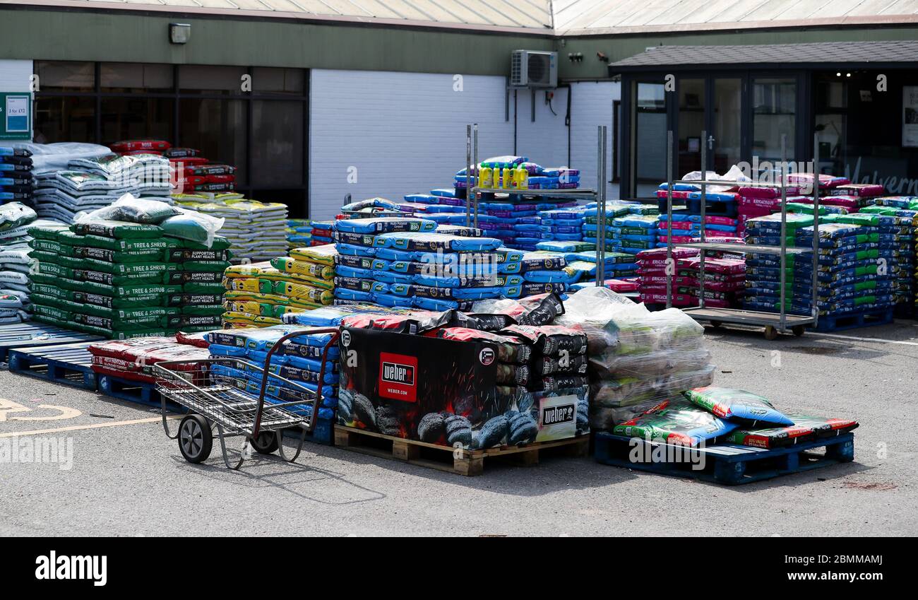 London, Großbritannien. 10. Mai 2020 Squires Garden Center, Twickenham, West London bereitet sich auf die Eröffnung vor, da Großbritannien auf eine geänderte Lockdown-Ankündigung der Regierung wartet. Lager von Kompost auf Paletten auf dem Vorplatz Andrew Fosker / Alamy Live News Stockfoto