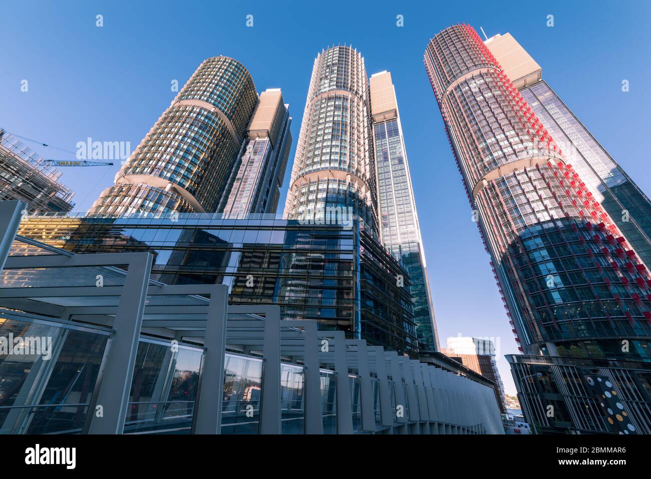 Sydney, Australien - 24. November 2016: Galerie, Fußweg zu den Barangaroo International Towers Sydney Buildings. Moderne Stadtarchitektur Stockfoto