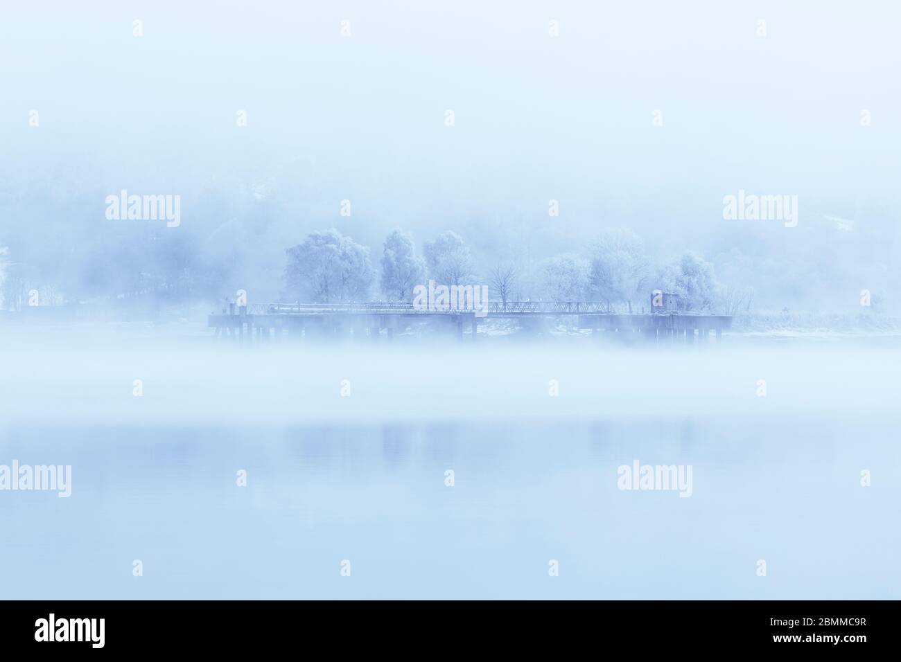 Nebliger Steg am loch in Schottland Stockfoto