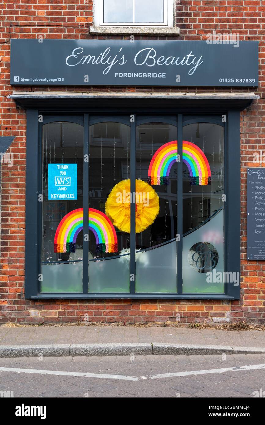 High Street Nagelbar und Schönheitssalon mit Regenbogen und eine Dankesbotschaft des NHS im Fenster während des Coronavirus-Ausbruchs, Hampshire, Großbritannien Stockfoto