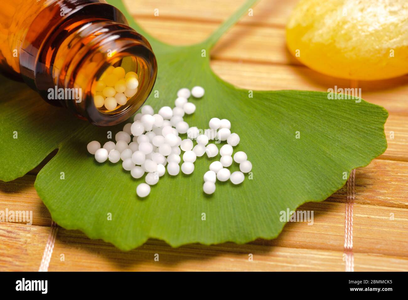 Alternative Medizin mit pflanzlichen und homöopathischen Pillen Stockfoto