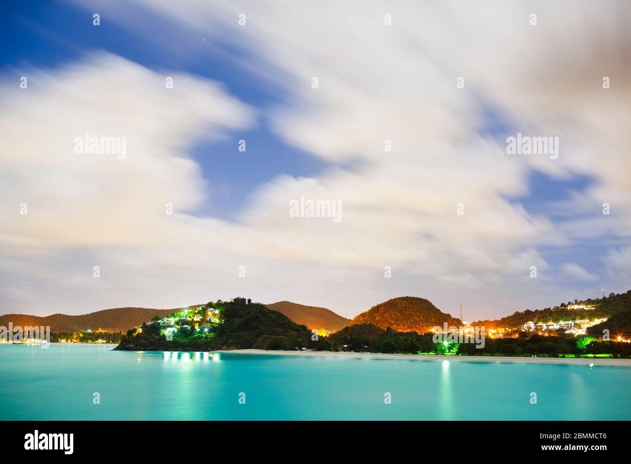 Nachtaufnahme eines karibischen Strandes in Antigua, der Vollmond beleuchtet das türkisfarbene Wasser. Stockfoto