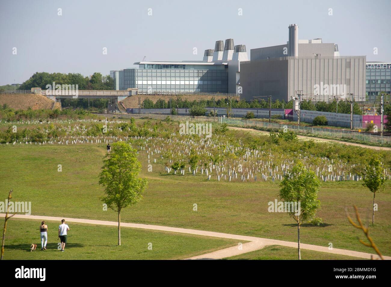 Trumpington Landschaftspark Jogger Astra Zeneca und Labor für Molekularbiologie im Hintergrund Stockfoto