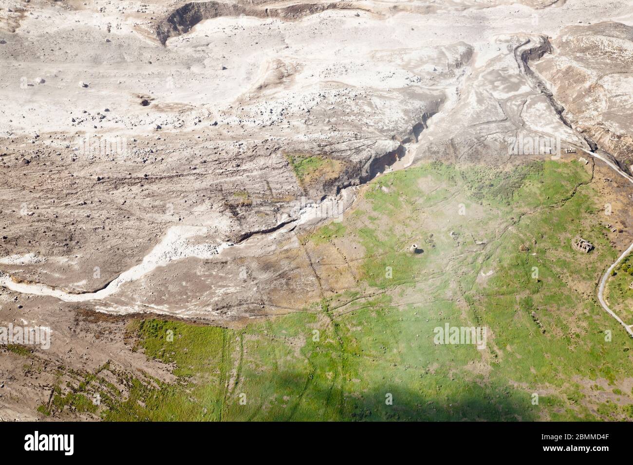 Die Überreste der jüngsten pyroklastischen Strömungen des Vulkans Soufriere Hills in Montserrat. Luftaufnahme aus dem Hubschrauber. Stockfoto