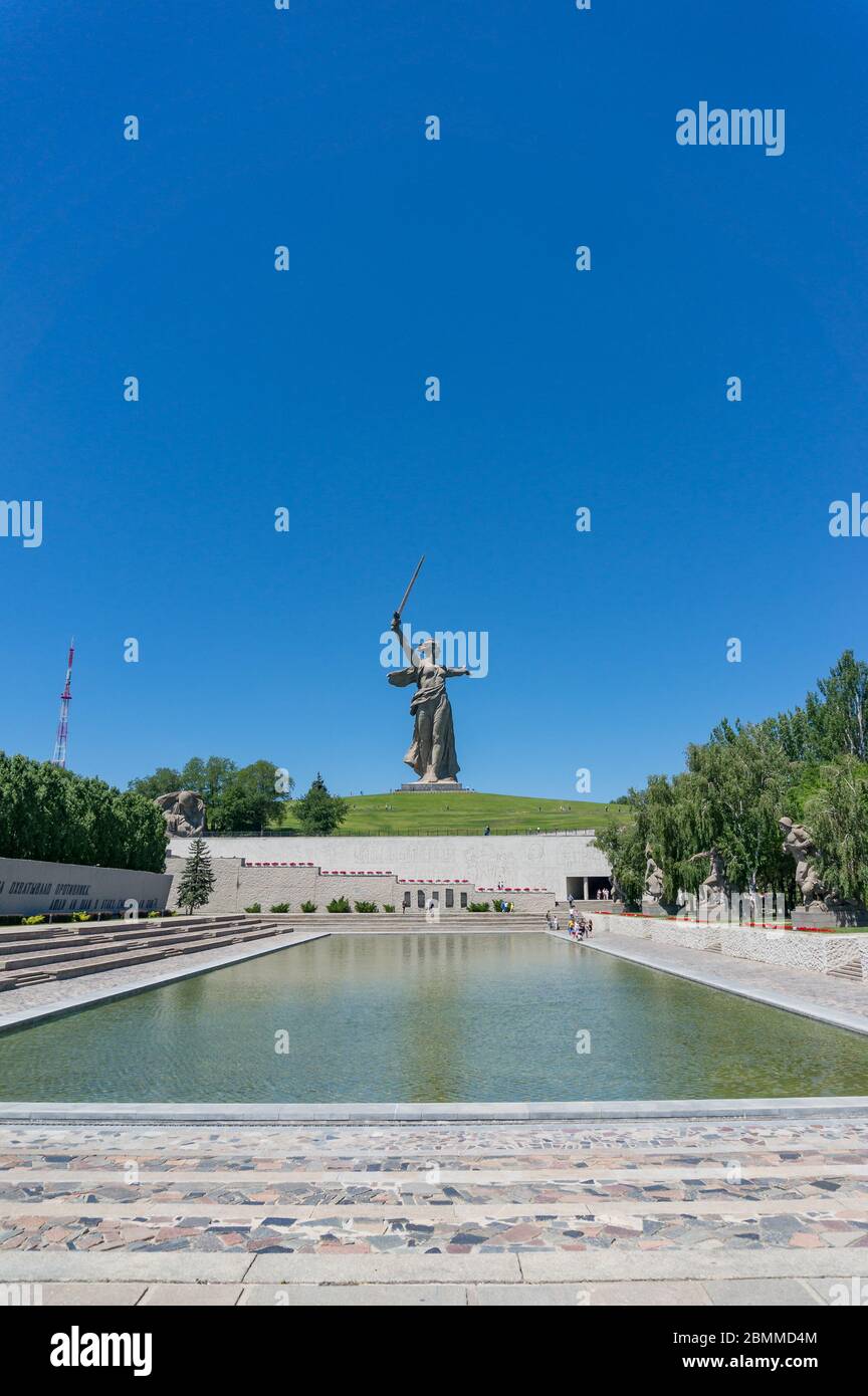 Wolgograd, Russland - 9. Juni 2018: Das Mutterland nennt Denkmal und Gedenkbecken in Mamayev Kurgan mit Touristen. Kyrillischer Text gelesen wurden sie Summen Stockfoto