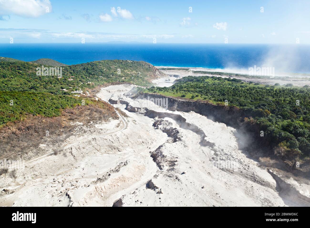 Die Überreste der jüngsten pyroklastischen Strömungen des Vulkans Soufriere Hills an der Ostküste von Montserrat. Luftaufnahme aus dem Hubschrauber. Stockfoto