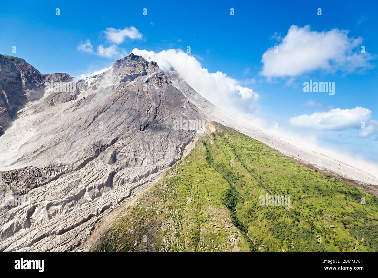 Der aktive Vulkan Soufriere Hills in Montserrat vom Hubschrauber aus gesehen. Die tote Landschaft wird häufig von neuen pyroklastischen Strömungen bedeckt. Stockfoto