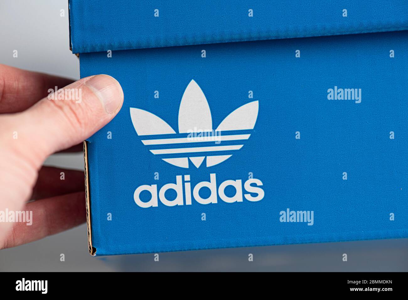 BERLIN - MAI 10: ADIDAS Box mit Logo am 10. Mai in Berlin. 2020 in Deutschland. Adidas ist ein multinationales Unternehmen Stockfoto