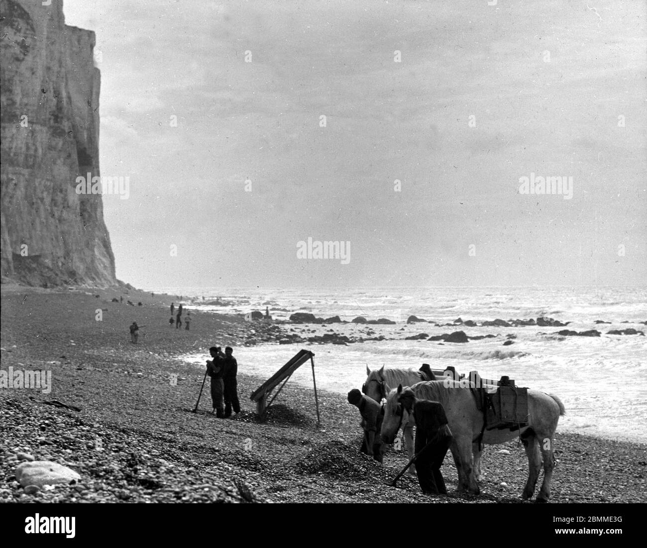 Le Triage des galets sur la Plage du Treport. Seine Marittime (76). Annees 1930. Slg. Elisa D. Stockfoto