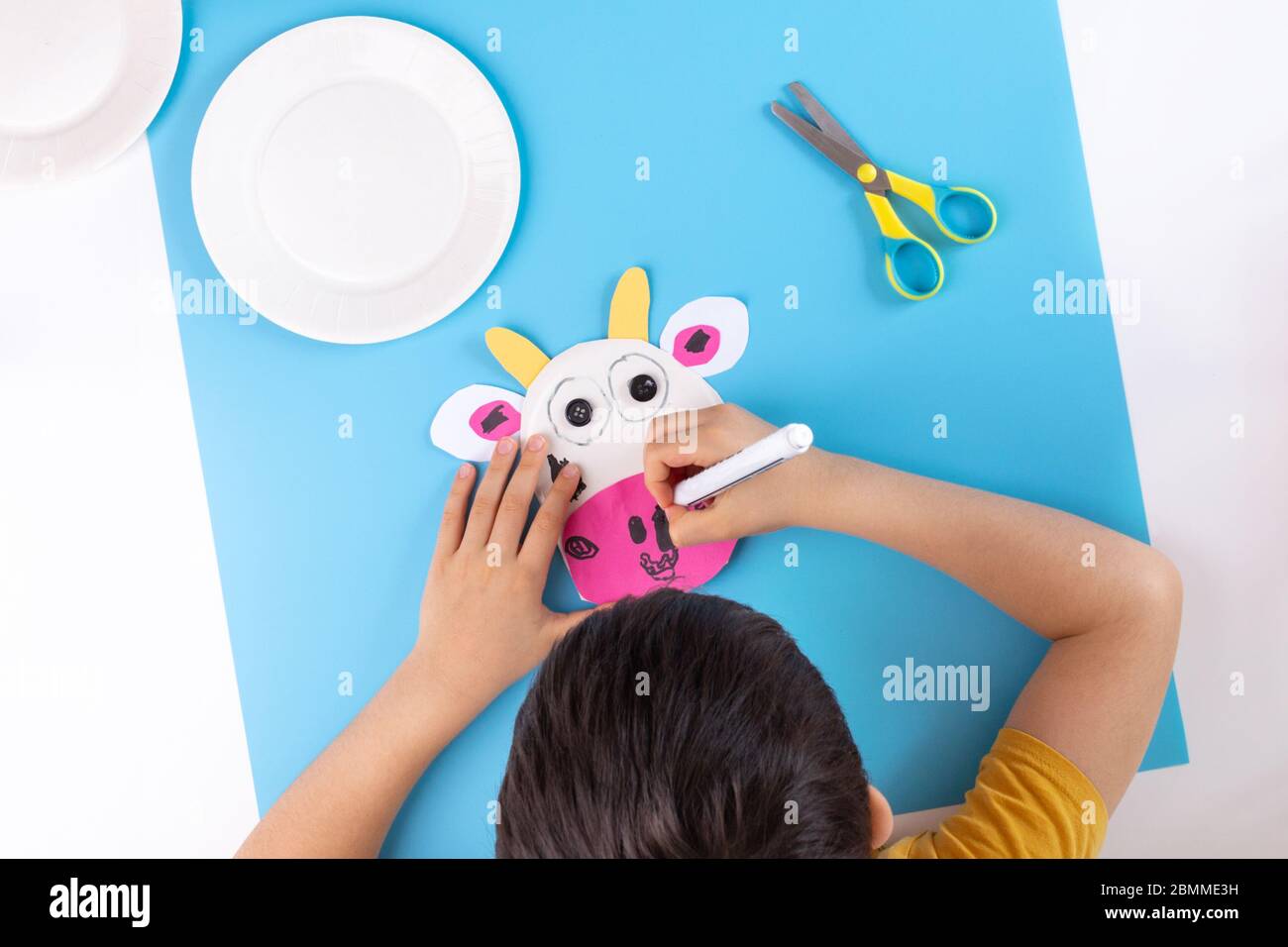 Einfache Kuh Papier Handwerk für Kinder, Kinder Hände machen Papier Handwerk, Aktivität, Freizeit Stockfoto