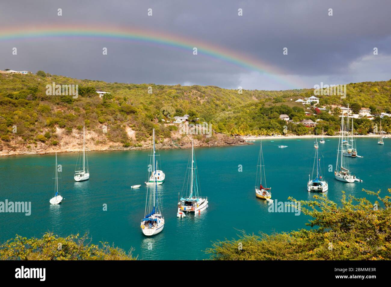 Ein schöner Regenbogen über dem englischen Hafen in Antigua. Stockfoto