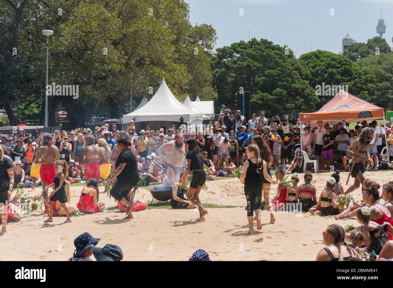 Sydney, Australien - 26. Januar 2020: Aborigines, die auf dem Yabun-Festival in Refern traditionellen korroborealen Tanz der Aborigines ausführen Stockfoto