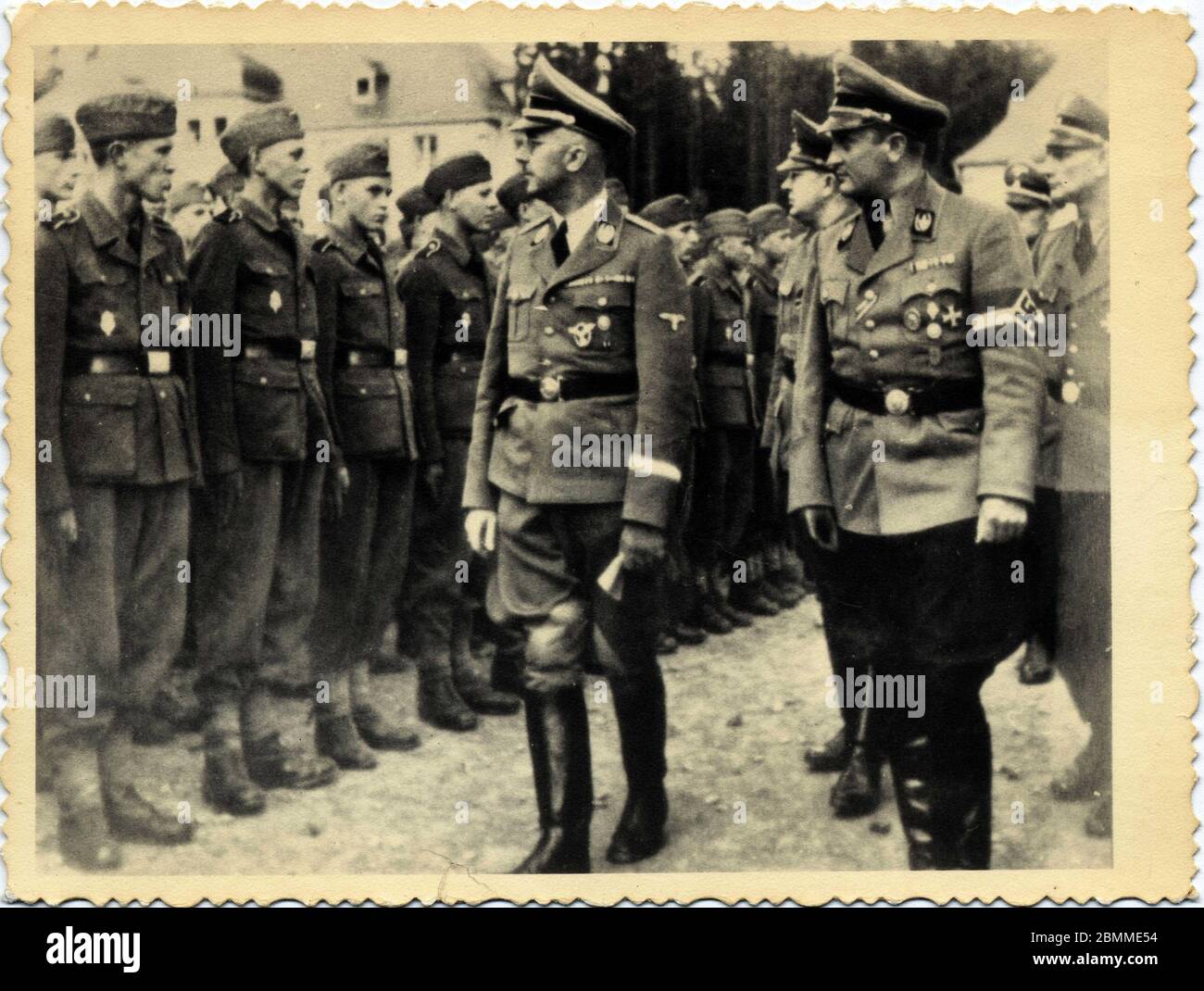 Heinrich Himmler (1900-1945); homme d'Etat allemand sous le 3eme Reich passe en Revue les troupes. Carte postale, 1943 Umgebung. Stockfoto
