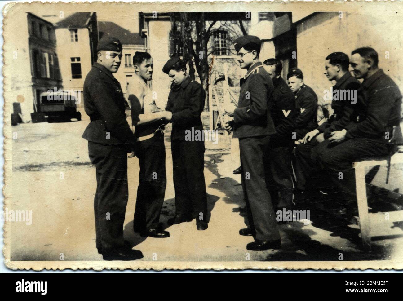 Guerre 1939-1945: Frankreich 1940 (?). Soldats allemands fouillant un soldat. Carte postale. Stockfoto