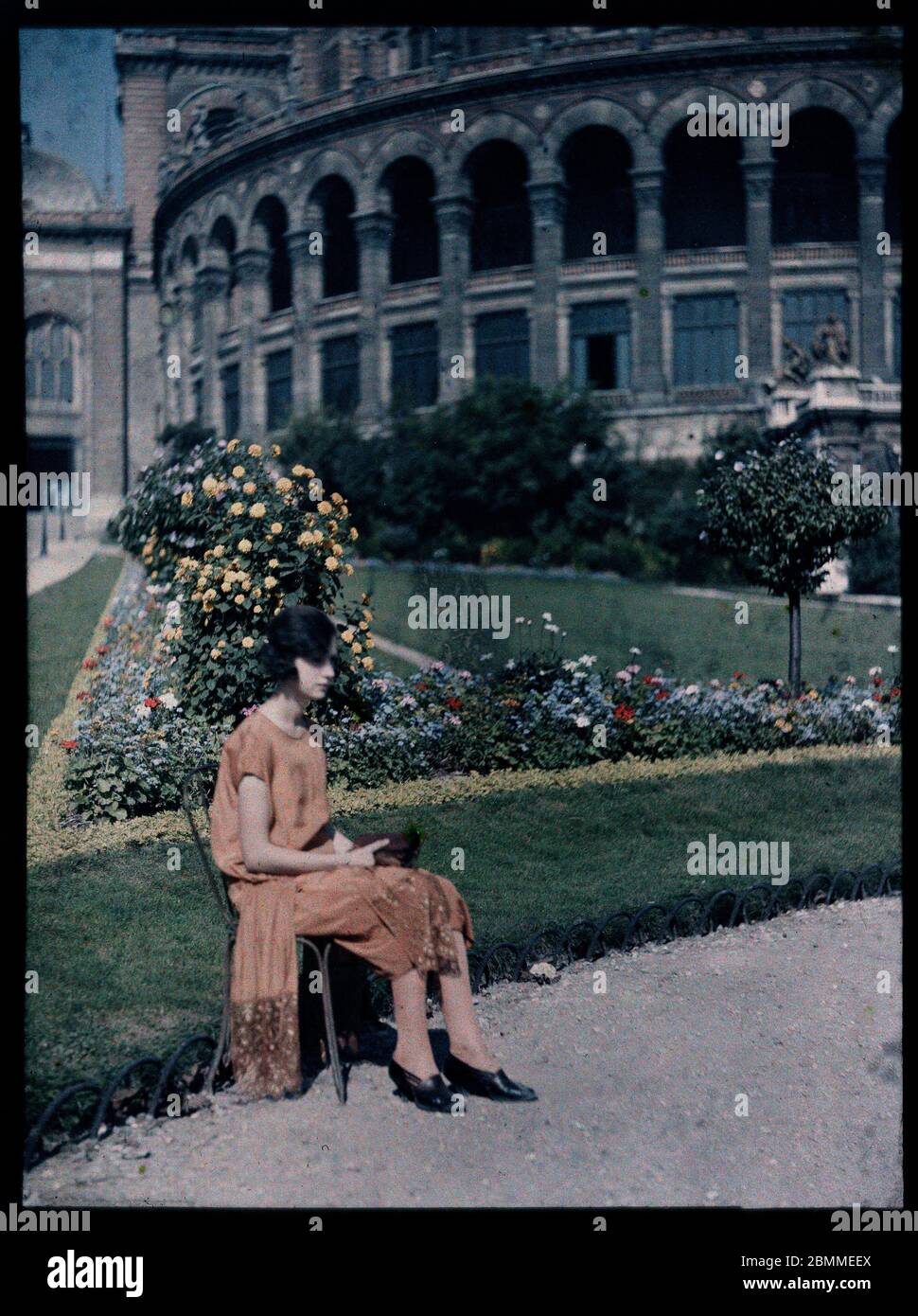 Portrait de jeune fille elegante de la bourgeoisie parisienne assise dans une allee du jardin du Trocadero, Paris - (elegante junge Dame aus dem paris Stockfoto