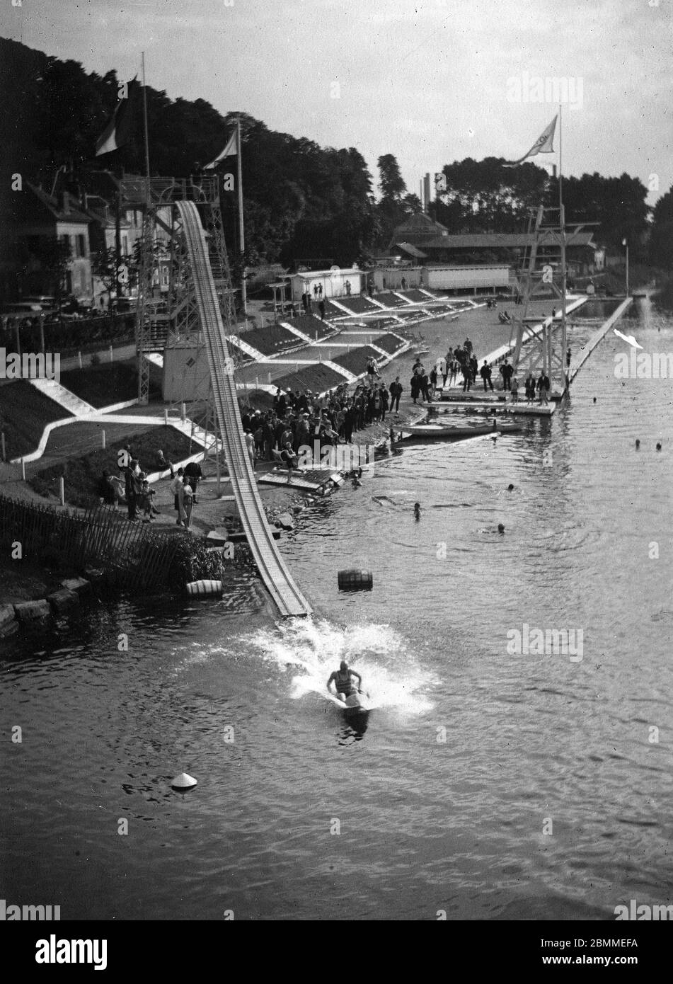Plage et Rodel installes a Beaumont sur oise (Beaumont-sur-Oise) Pendant l'ete, les baigneurs se jettent dans l'Oise - Juilet 1929 (Strände und wat Stockfoto