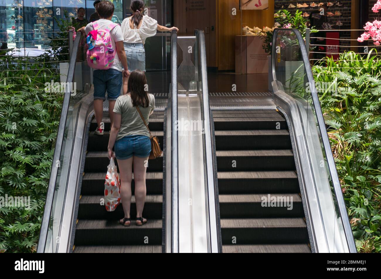 Sydney, Australien - 26. Januar 2020: Menschen auf der Rolltreppe im Einkaufszentrum Stockfoto