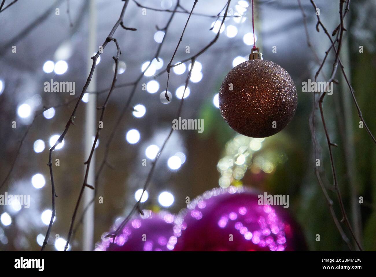Nahaufnahme des Balls, der am Weihnachtsbaum hängt Stockfoto