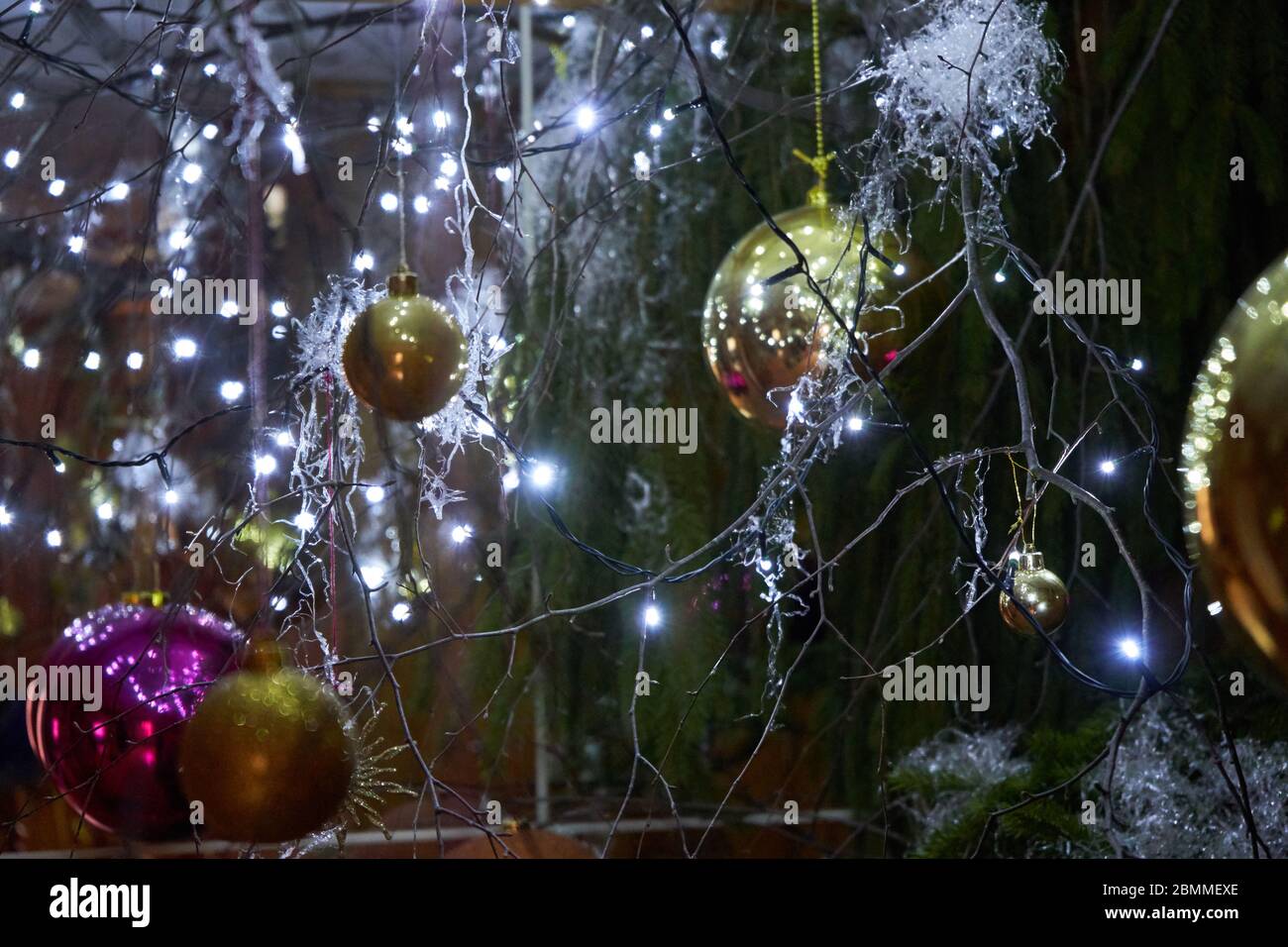 Weihnachtsbaum Dekoration mit weißen Lichtern Stockfoto
