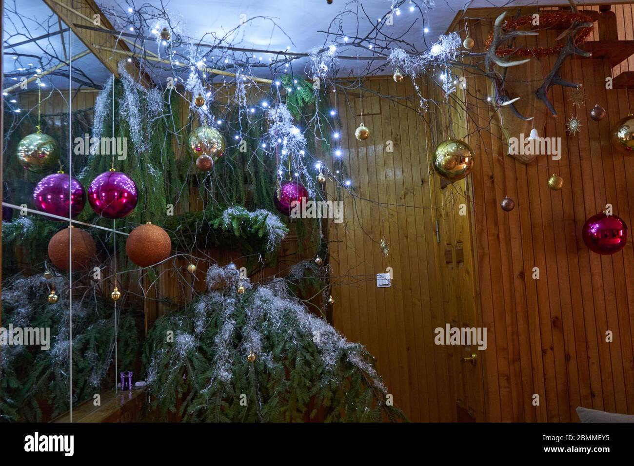 Weihnachtsbaumschmuck mit Spielzeug an den Zweigen hängen Stockfoto