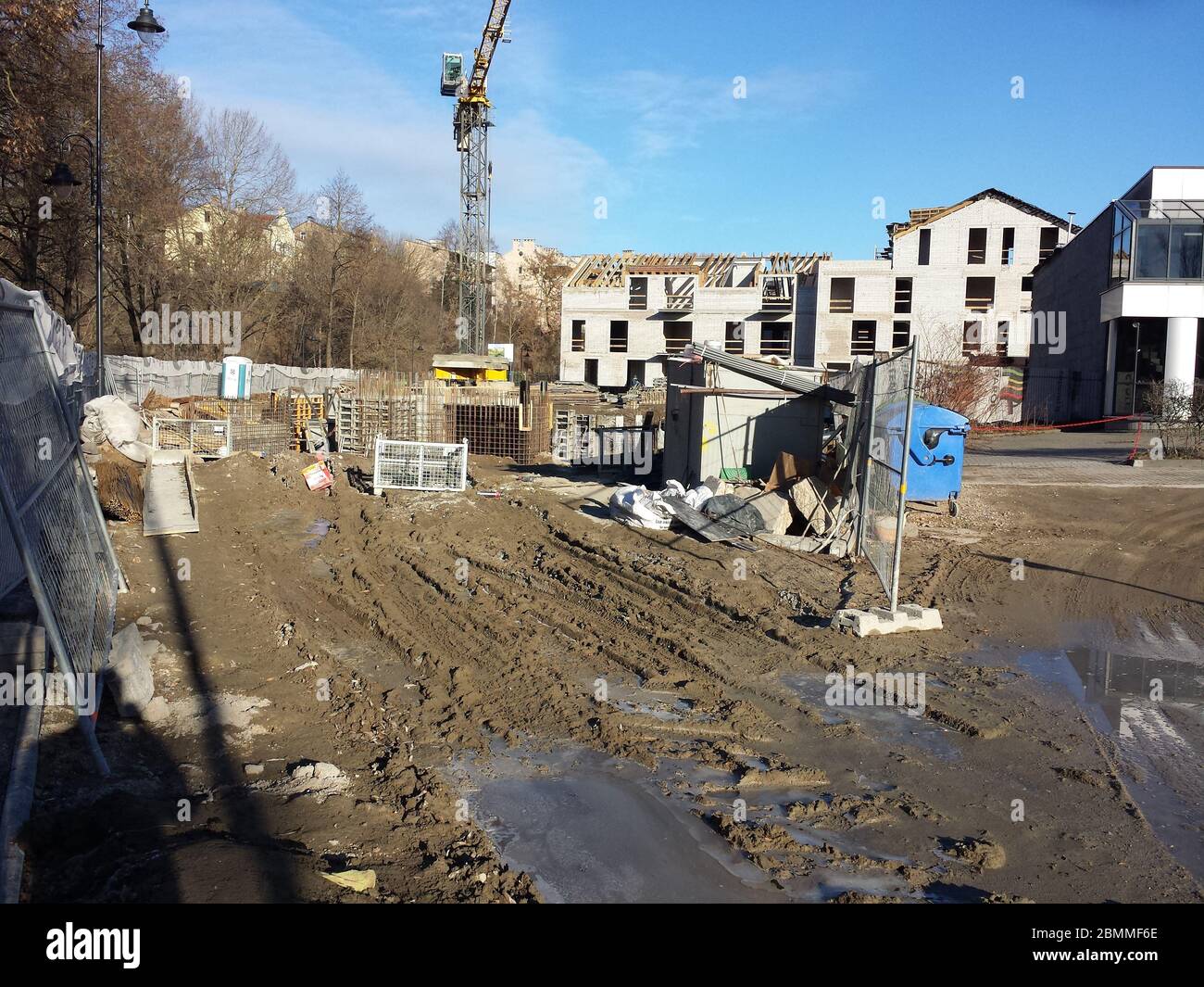 Baustelle mit Kran im frühen Frühjahr Stockfoto
