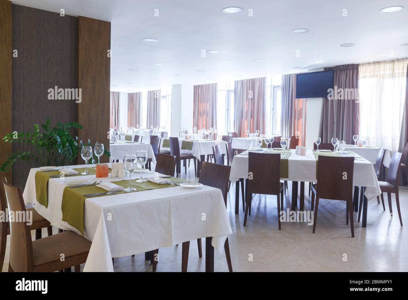 Interieur des Luxusrestaurants. Niemand drinnen am Tag Stockfoto