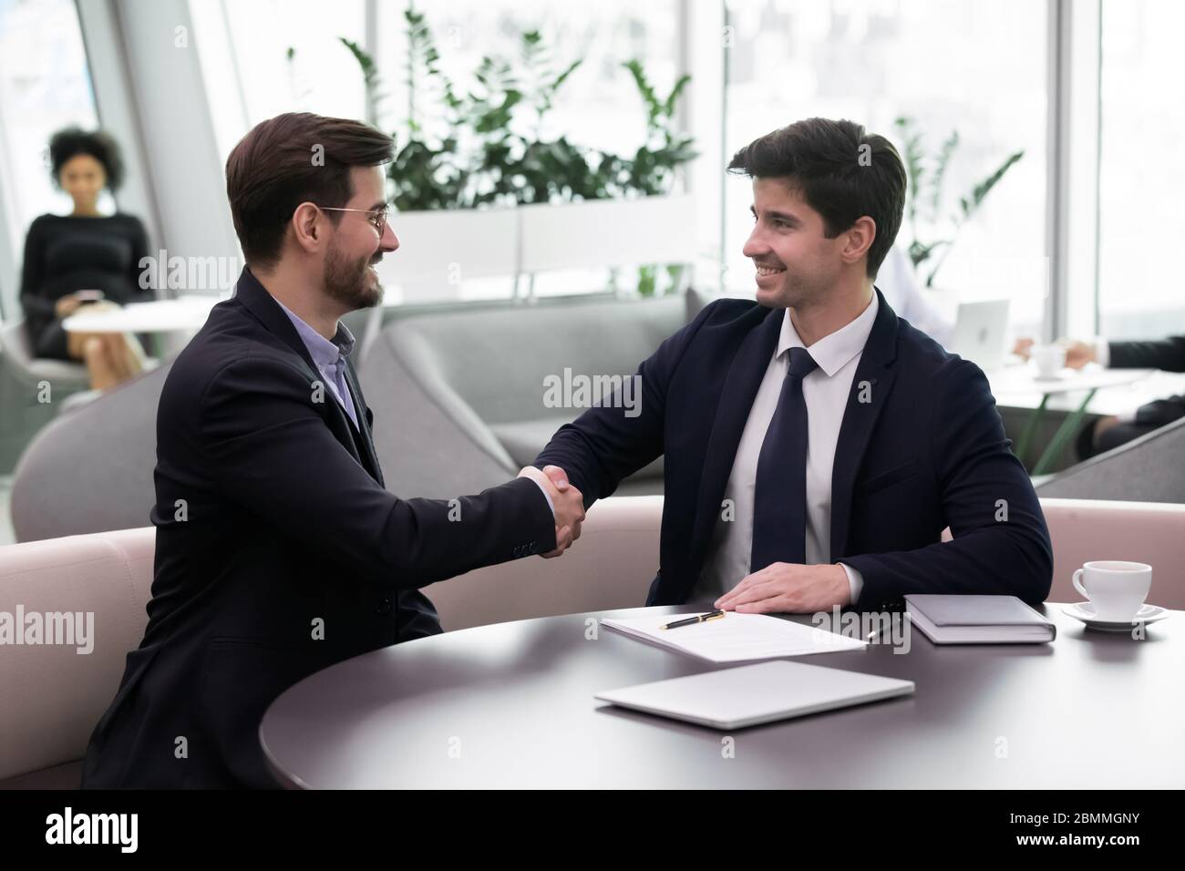 Zwei Geschäftsleute führen erfolgreiche Verhandlungen mit Händeschütteln durch Stockfoto