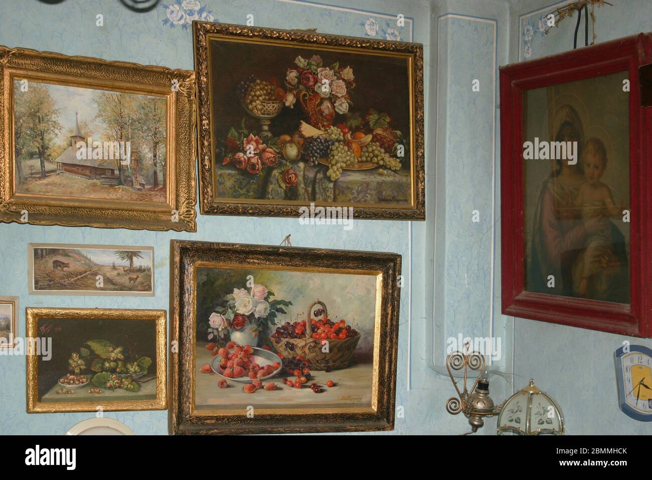 Gemälde des rumänischen Künstlers Pantelimon (Lica) Flesariu in seinem Haus Stockfoto