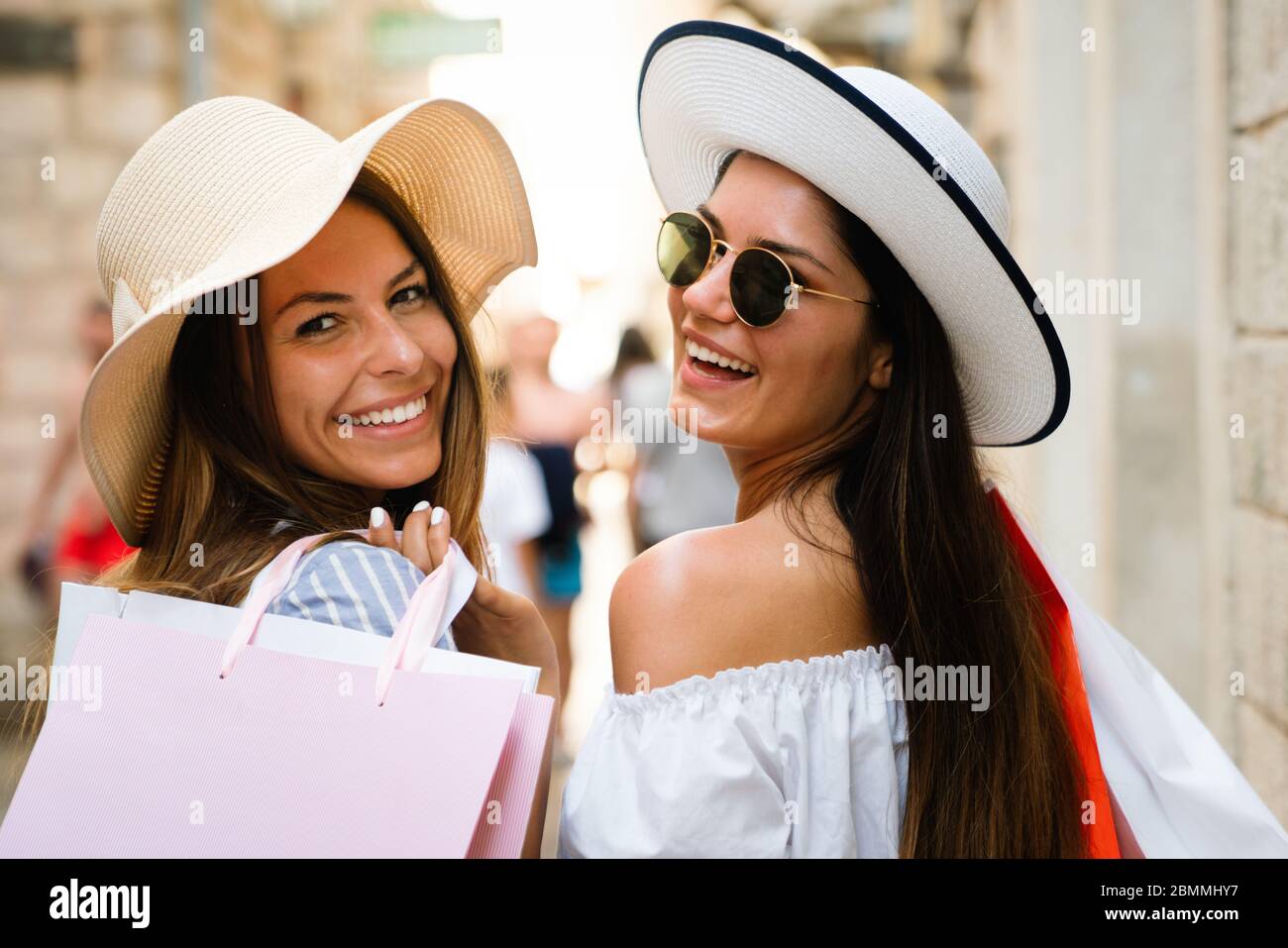 Schöne Shopping Frauen Freunde glücklich mit Einkaufstasche Stockfoto