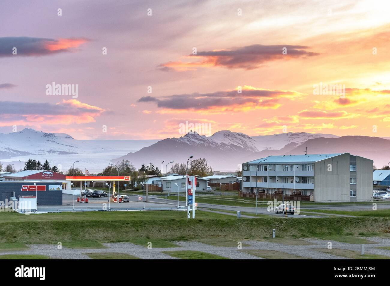 Eine N1 Tankstelle in Hofn, Island bei Sonnenuntergang mit einem dramatischen Himmel Stockfoto