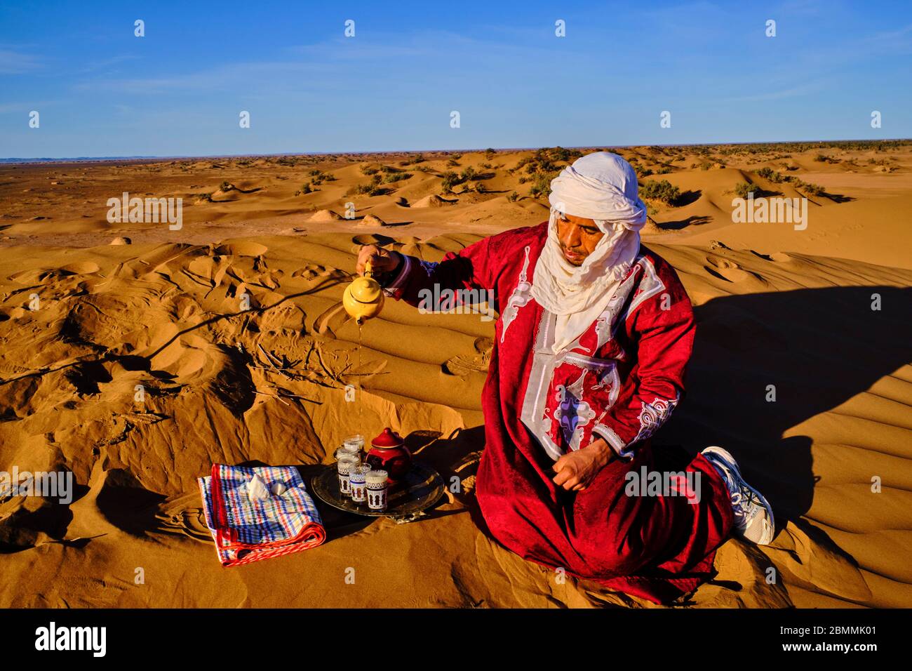 Marokko, Tafilalet Region, Merzouga Wüste, erg Chebbi Dünen, Tee in der Wüste zu machen Stockfoto