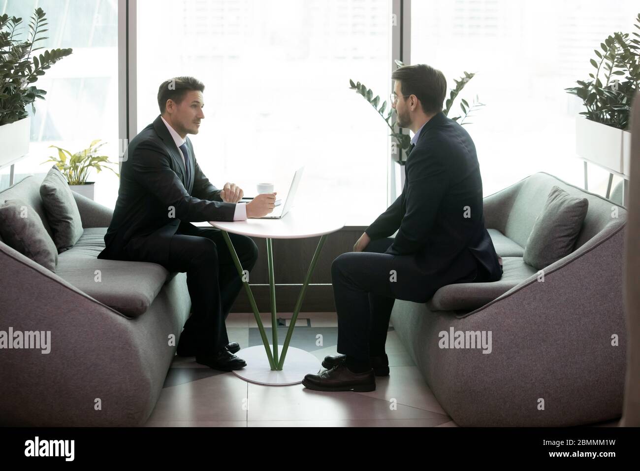 HR-Manager kommuniziert mit Bewerber während des Vorstellungsgesprächs im Büro Stockfoto
