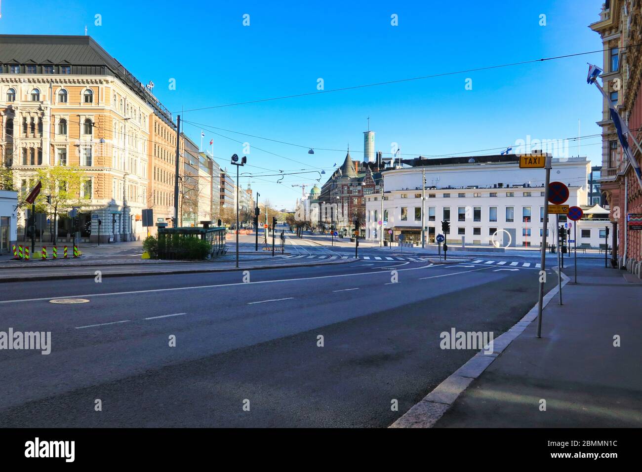 Helsinki, Finnland. 10. Mai 2020, Muttertag. Normalerweise sind die geschäftigen Erottaja und Mannerheimintie Street in Helsinki während der Coronavirus-Pandemie sehr ruhig. Stockfoto