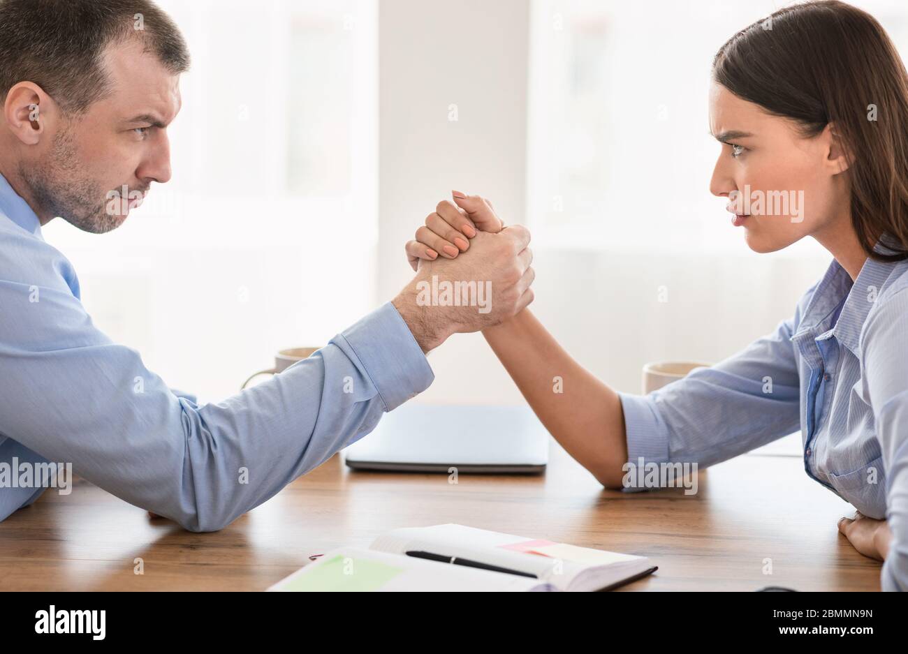 Mann Und Frau Arm Wrestling Bei Der Arbeit Im Büro Stockfoto