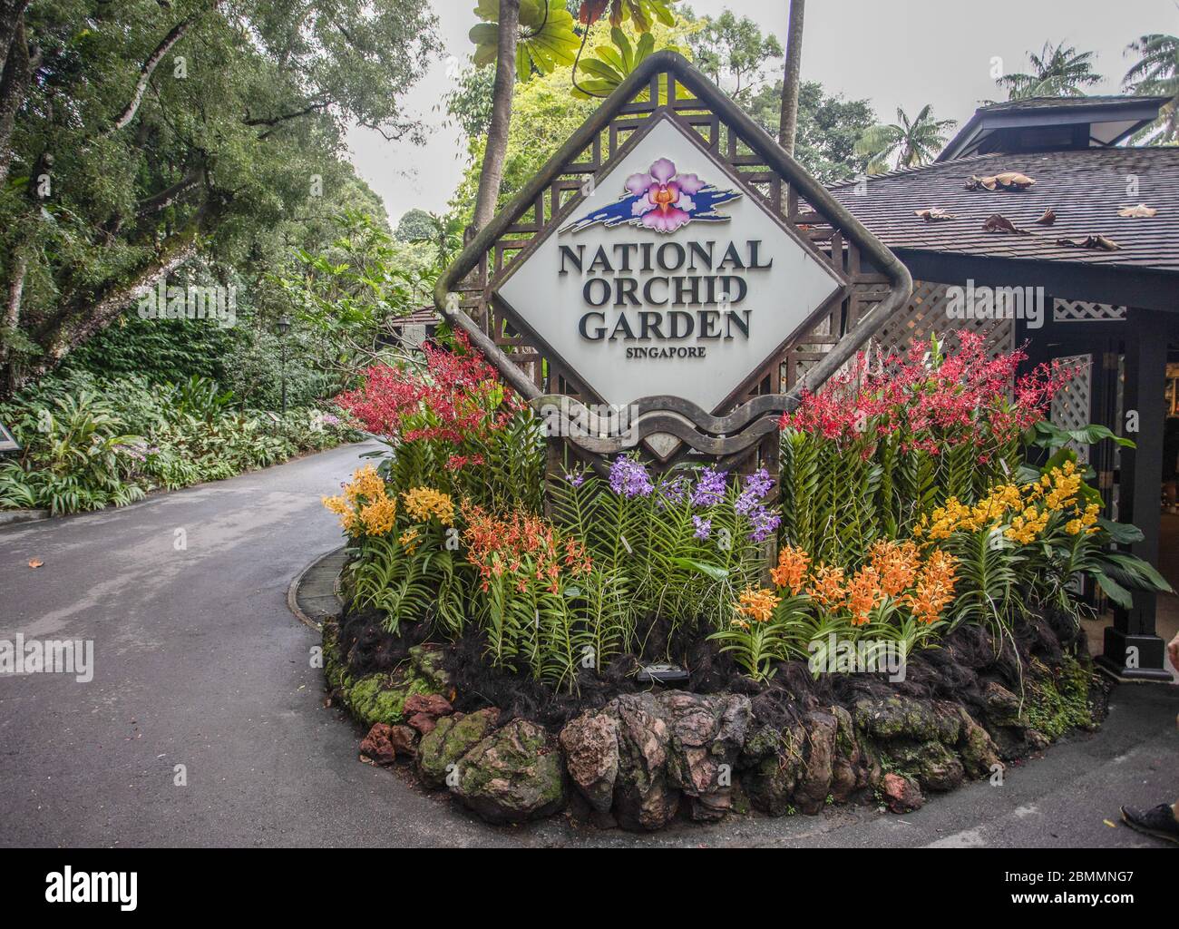 Singapur-Stadt-SINGAPUR-0025Okt222019 Eintritt in den National Orchid Garden Singapur. Gepflanzt mit rot rosa orange und gelbe Orchideen. Stockfoto